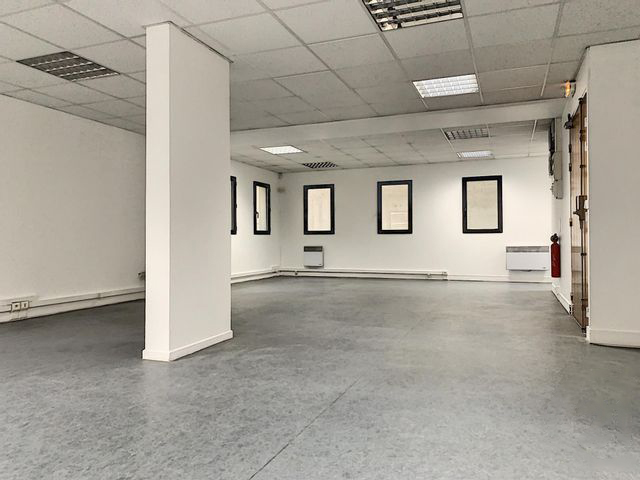 Avant : local brut de bureaux à aménager